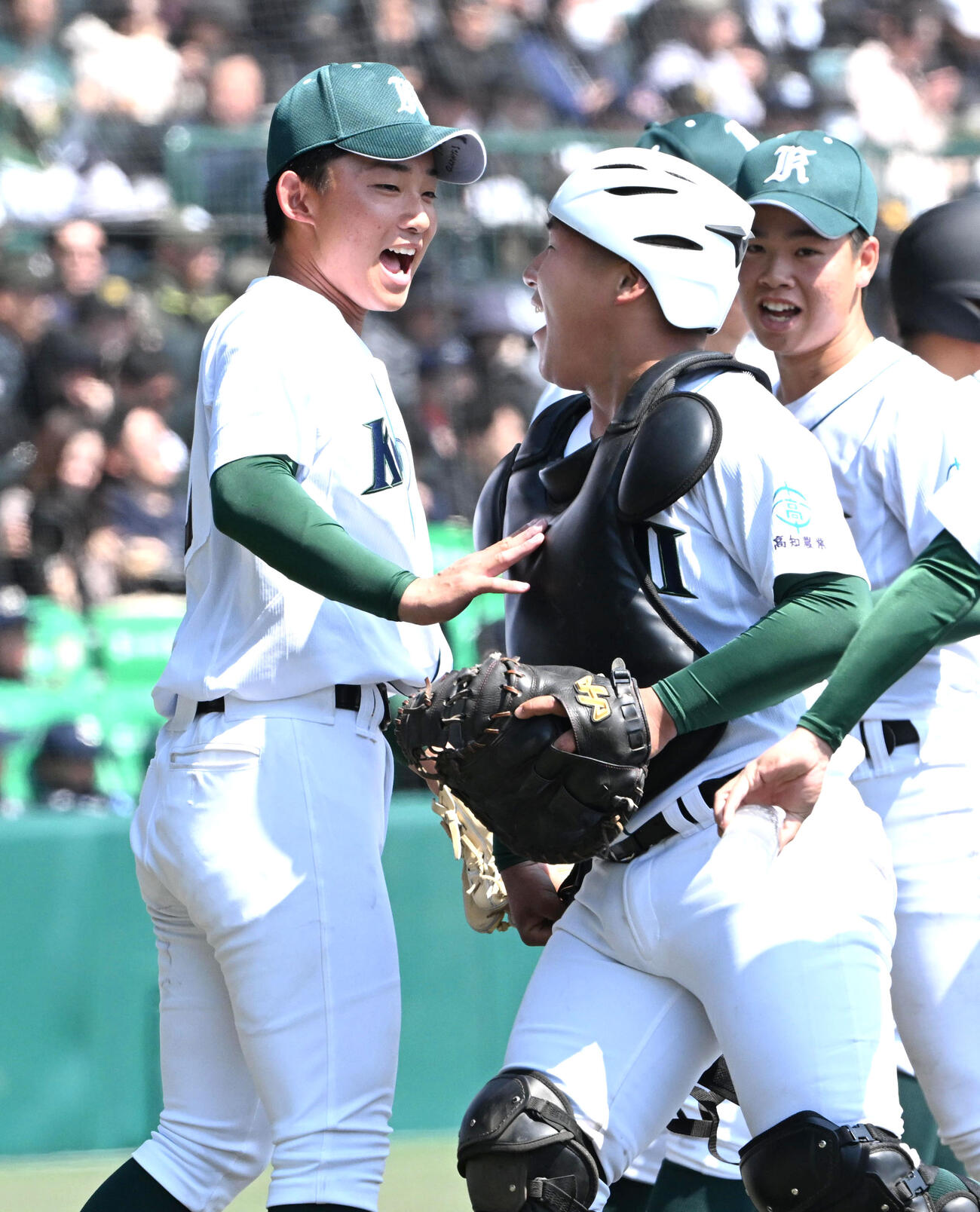 日本文理対高知農　1回表を無失点で終え笑顔を見せる高知農・山下蒼生（左）、山本滉壬朗（撮影・石井愛子）