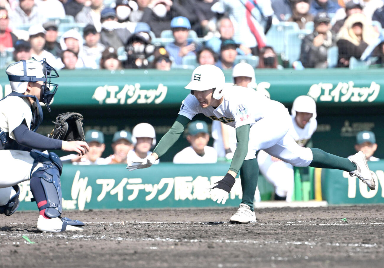 専大松戸対北照　4回表専大松戸1死一、二塁　長谷川大納の適時打で生還する高貝規仁（撮影・石井愛子）