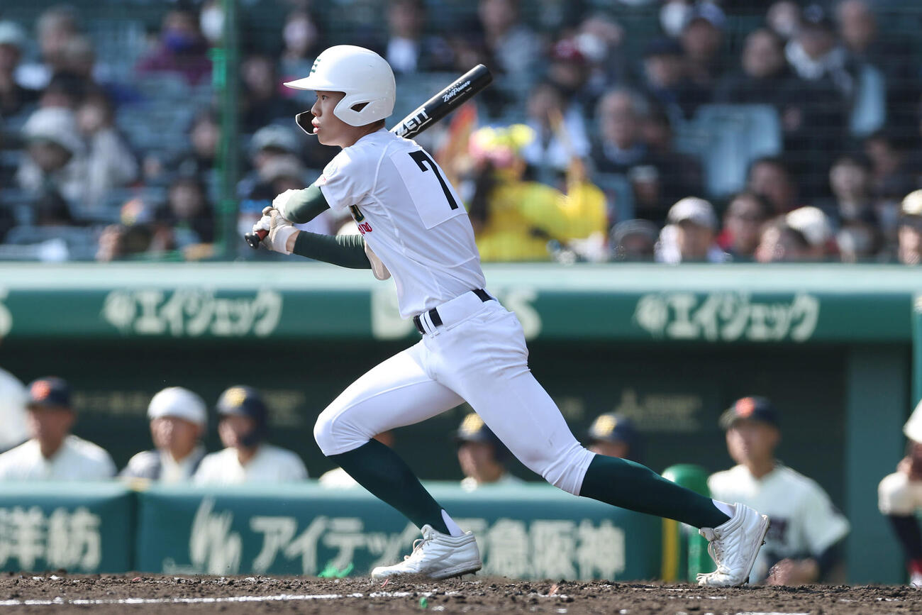 専大松戸対北照　4回表専大松戸1死一、二塁、右中間へ2点適時三塁打を放つ柴田（撮影・前田充）
