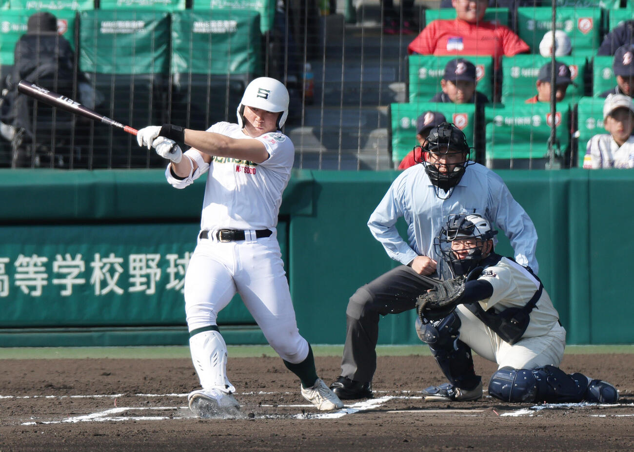 専大松戸対北照　6回表専大松戸無死、吉岡は右越え二塁打を放つ（撮影・上山淳一）