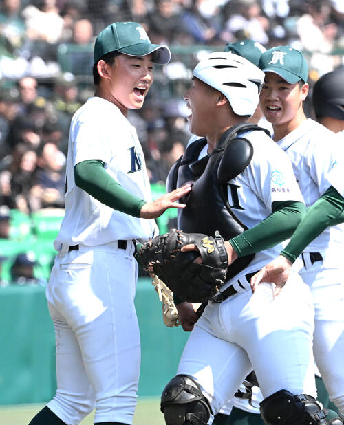 日本文理対高知農　1回表を無失点で終え笑顔を見せる高知農・山下蒼生（左）、山本滉壬朗（撮影・石井愛子）