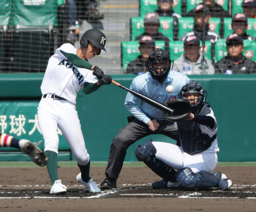 日本文理対高知農　1回裏高知農1死、西岡は中越え二塁打を放つ（撮影・上山淳一）