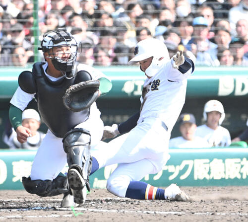 日本文理対高知農　2回表日本文理1死一、三塁　染谷崇史の右犠飛で生還する渡部倖成（撮影・石井愛子）