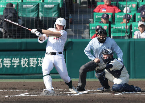 専大松戸対北照　6回表専大松戸無死、吉岡は右越え二塁打を放つ（撮影・上山淳一）