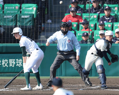 専大松戸対北照　7回表専大松戸無死一塁、打者坂本（左）は三振に倒れ、一走苅部の二盗を刺す捕手横堀（撮影・上山淳一）