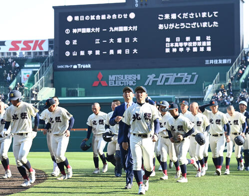 専大松戸対北照　専大松戸に負け肩を落とす北照ナイン（撮影・石井愛子）