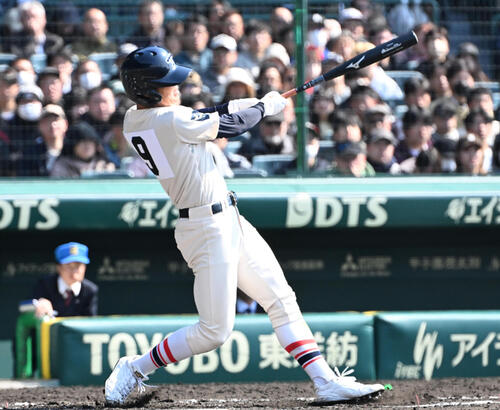花咲徳栄対東洋大姫路　6回裏東洋大姫路2死一塁　松本太翔は先制の左適時打を放つ（撮影・石井愛子）