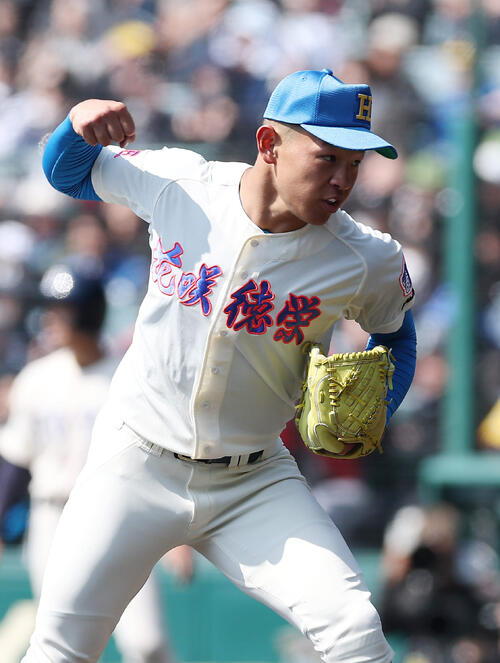 花咲徳栄対東洋大姫路　9回裏、最後の打者を打ち取り、ガッツポーズする花咲徳栄・黒川（撮影・前田充）