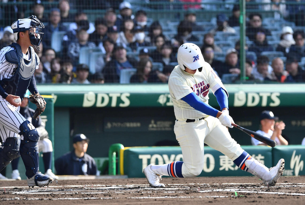 神戸国際大付対九州国際大付　1回表神戸国際大付1死二塁、空振り三振に倒れた石原（撮影・岩下翔太）