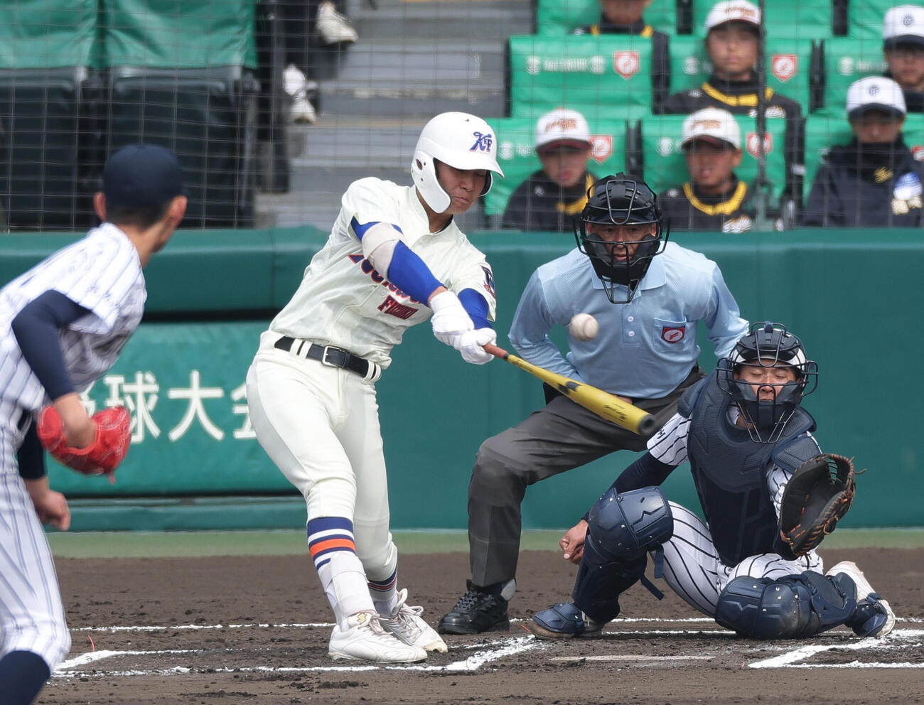 神戸国際大付対九州国際大付　6回表神戸国際大付1死二塁、田中は中前適時打を放つ（撮影・上山淳一）