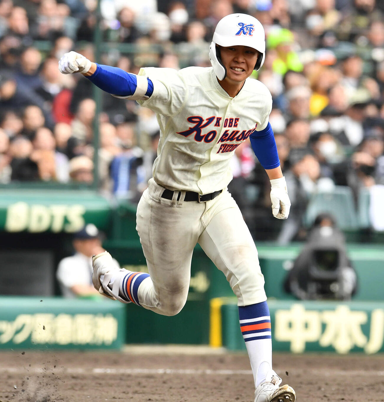 神戸国際大付対九州国際大付　8回表神戸国際大付2死三塁、中前へ勝ち越し打を放ち、ガッツポーズする田中（撮影・岩下翔太）