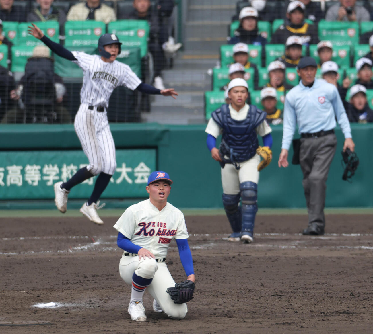 神戸国際大付対九州国際大付　タイブレーク11回裏九州国際大付2死一、三塁、投手豊岡（手前）は吉田に逆転サヨナラ左越え2点適時二塁打を浴び落胆する（撮影・上山淳一）
