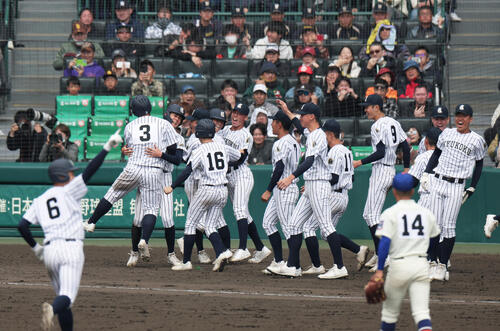 神戸国際大付対九州国際大付　タイブレーク11回裏九州国際大付2死一、三塁、吉田（6）のサヨナラ左越え2点適時二塁打で逆転し歓喜する九州国際大付ナイン（撮影・上山淳一）