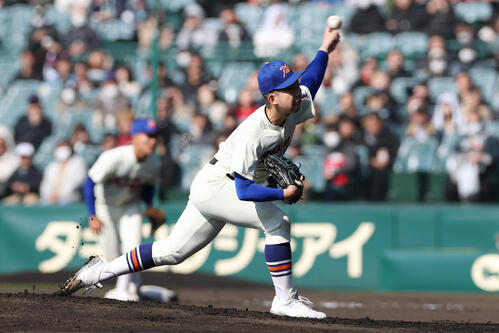 神戸国際大付対九州国際大付　力投する神戸国際大付先発の秋田（撮影・前田充）