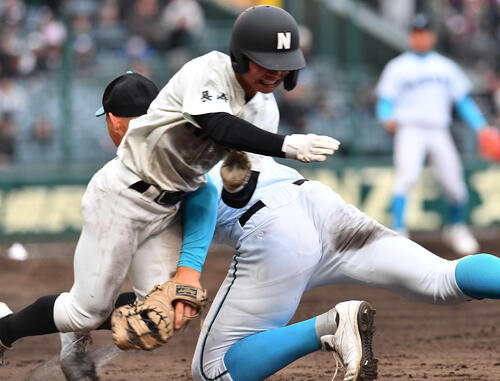 山梨学院対長崎日大　5回裏長崎日大2死一塁、平野（左）の三ゴロで三塁からの悪送球となり交錯する一塁手の山梨学院菰田（撮影・岩下翔太）
