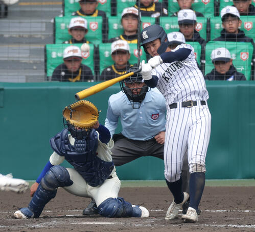 神戸国際大付対九州国際大付　タイブレーク11回裏九州国際大付2死一、三塁、吉田は逆転サヨナラ左越え2点適時二塁打を放つ（撮影・上山淳一）