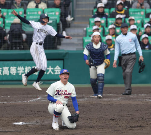 神戸国際大付対九州国際大付　タイブレーク11回裏九州国際大付2死一、三塁、投手豊岡（手前）は吉田に逆転サヨナラ左越え2点適時二塁打を浴び落胆する（撮影・上山淳一）