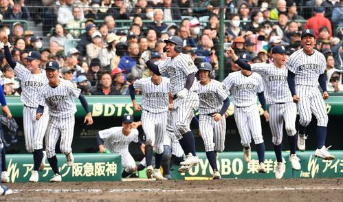 神戸国際大付対九州国際大付　11回裏九州国際大付2死一、三塁、吉田のサヨナラ2点適時二塁打で逆転勝利し、歓喜する九州国際大付ナイン（撮影・岩下翔太）