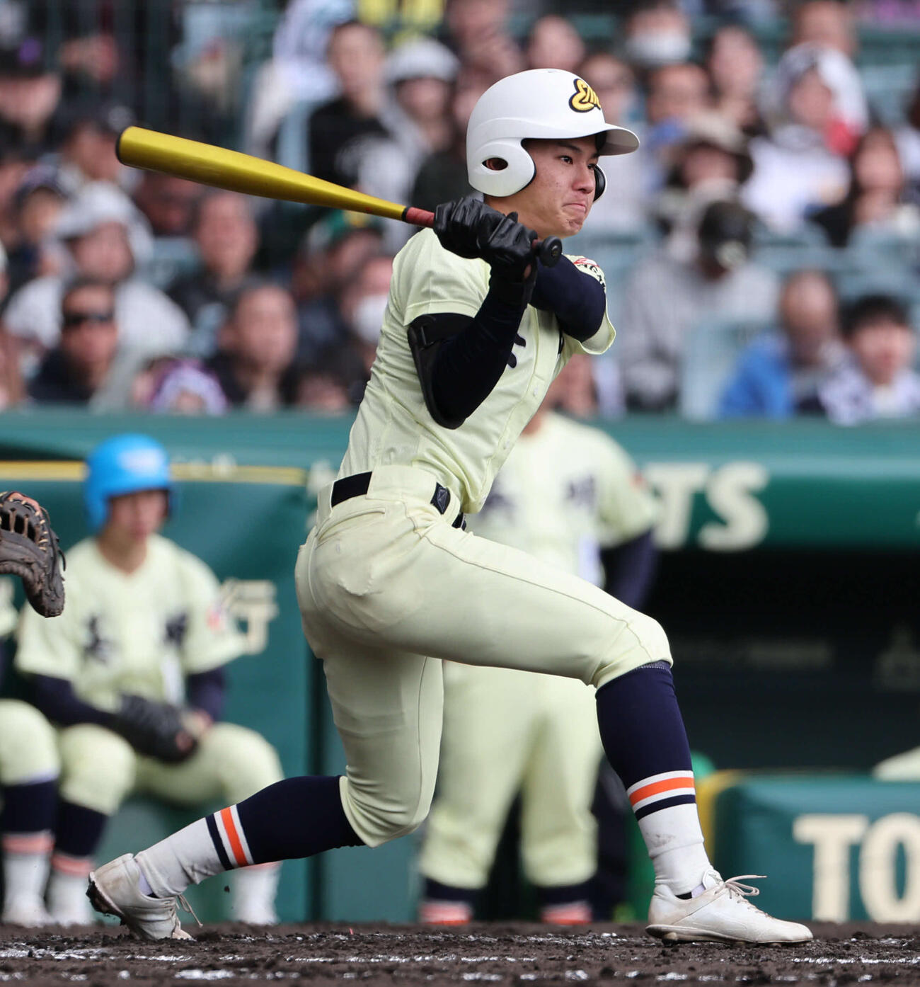 高川学園対英明　4回表英明無死二、三塁、矢野は右前適時打を放つ（撮影・西尾就之）