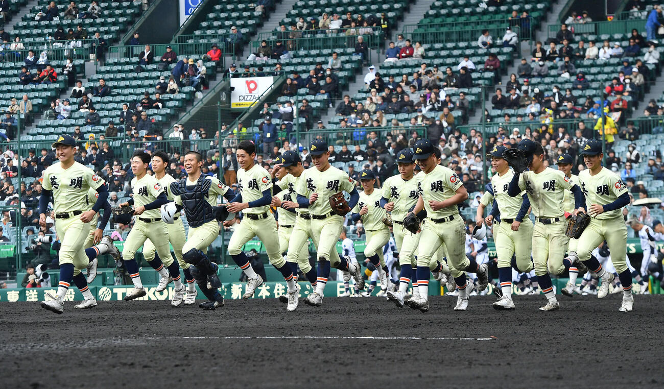 英明対高川学園　高川学園に勝利し、アルプス席の応援団のもとに駆けだす英明ナイン（撮影・岩下翔太）