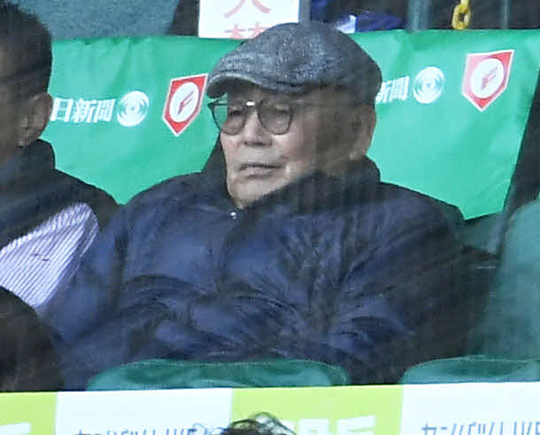 佐野日大対三重の試合を観戦する中村順司さん（撮影・岩下翔太）