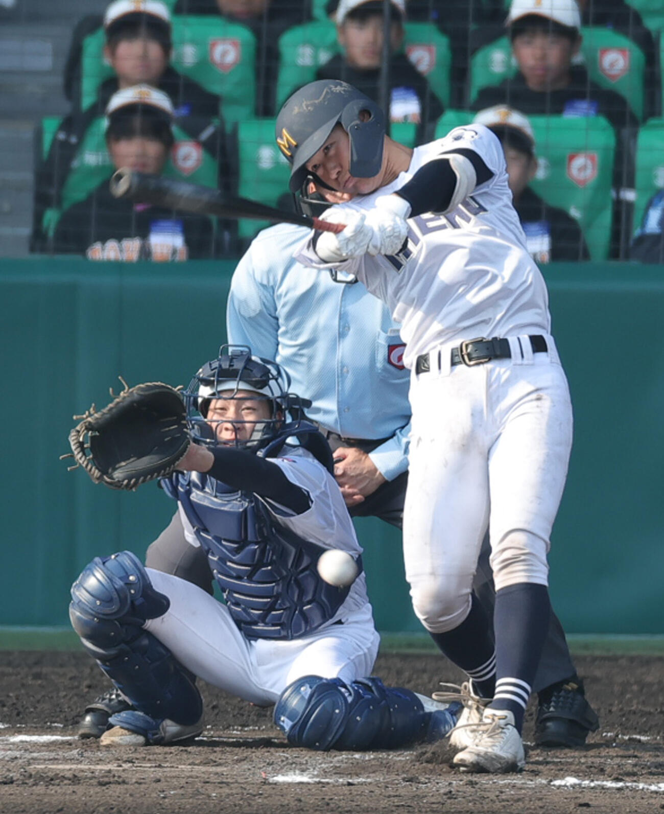 佐野日大対三重　6回裏三重2死満塁、大西は左前適時打を放つ（撮影・上山淳一）