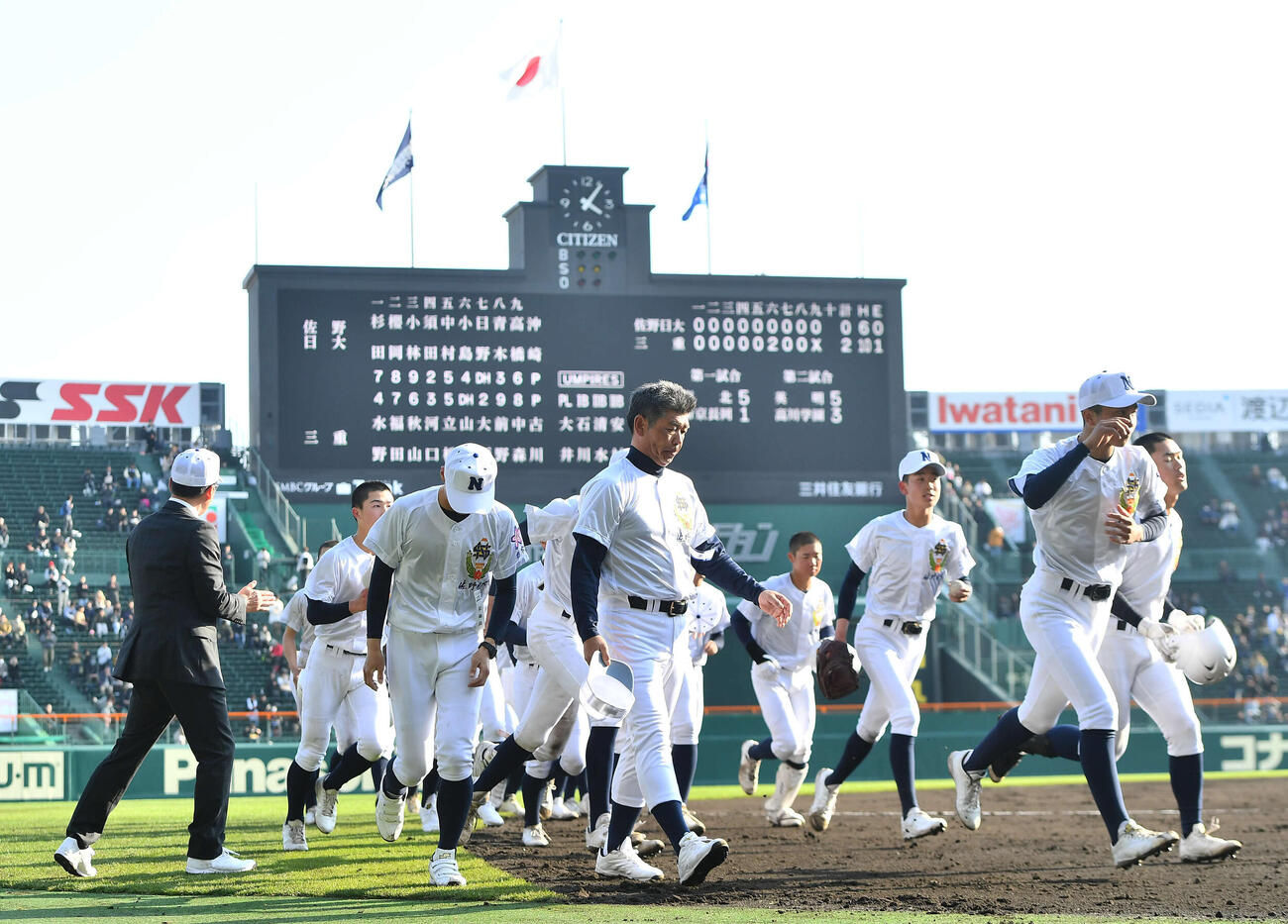 佐野日大対三重　三重に敗れ、肩を落として引き揚げる麦倉監督（中央）と佐野日大ナイン（撮影・岩下翔太）
