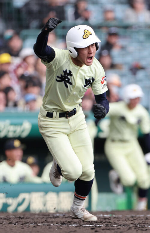 高川学園対英明　4回表英明無死二、三塁、矢野は右前適時打を放ちガッツポーズしながら一塁へ向かう（撮影・西尾就之）