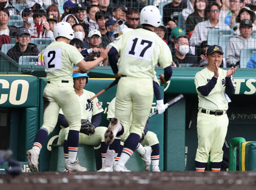 高川学園対英明　4回に敵失で先制し、拍手する英明・香川監督（撮影・西尾就之）