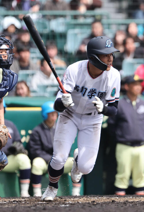 高川学園対英明　6回裏高川学園1死三塁、三沢は右前適時打を放つ（撮影・西尾就之）