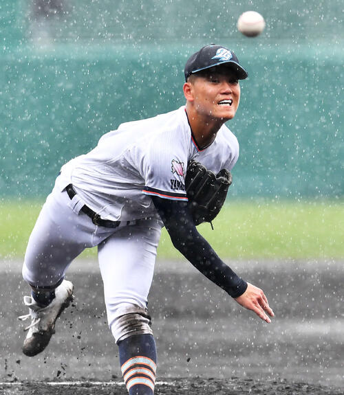 英明対高川学園　5回表、大雨の中で力投する高川学園先発の木下（撮影・岩下翔太）