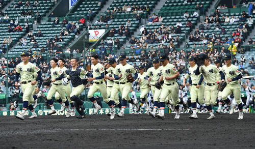 英明対高川学園　高川学園に勝利し、アルプス席の応援団のもとに駆けだす英明ナイン（撮影・岩下翔太）