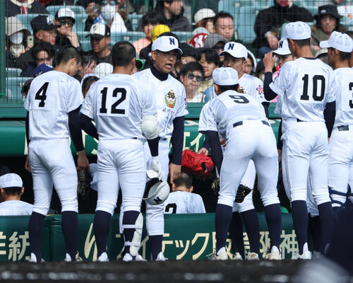 三重対佐野日大　ナインを鼓舞する佐野日大・麦倉監督（撮影・西尾就之）
