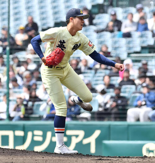 英明対高川学園　英明先発の冨岡（撮影・岩下翔太）