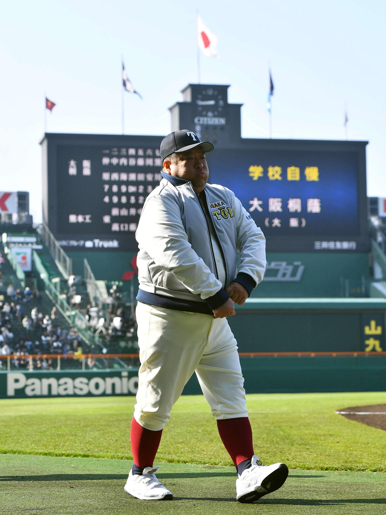 大阪桐蔭対熊本工　試合前、アルプス席の応援団にあいさつし、ベンチへ戻る大阪桐蔭・西谷監督（撮影・岩下翔太）