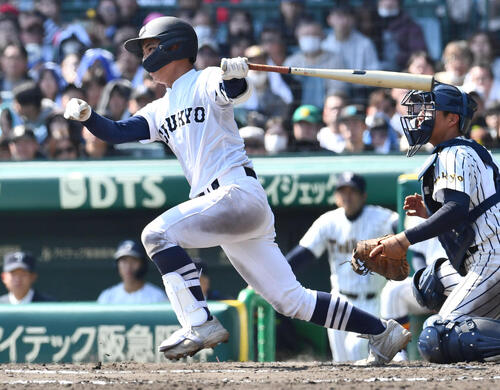 中京大中京対帝京　10回表中京大中京無死満塁、田中は勝ち越しの左前適時打を放つ（撮影・岩下翔太）