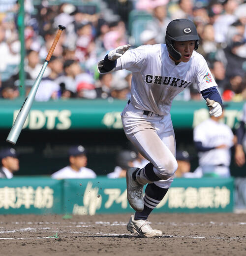 中京大中京対帝京　10回表中京大中京無死満塁、中京大中京・半田は3点適時二塁打を放つ（撮影・上田博志）