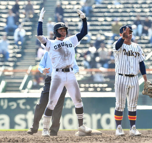 中京大中京対帝京　10回表中京大中京無死満塁、左中間へ走者一掃の適時二塁打を放ち、歓喜する半田（撮影・岩下翔太）