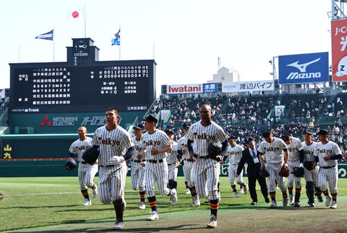 中京大中京対帝京　中京大中京に敗れた帝京ナインは応援団へのあいさつを終えベンチに引き揚げる（撮影・上田博志）