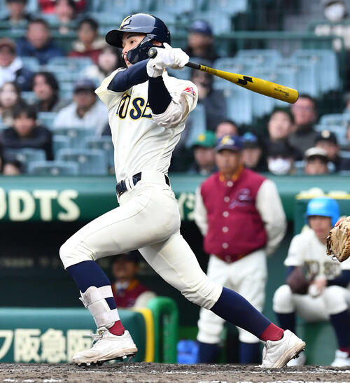 滋賀学園対八戸学院光星　8回裏八戸学院光星1死一、二塁、菅沼は勝ち越しの左前適時打を放つ（撮影・岩下翔太）