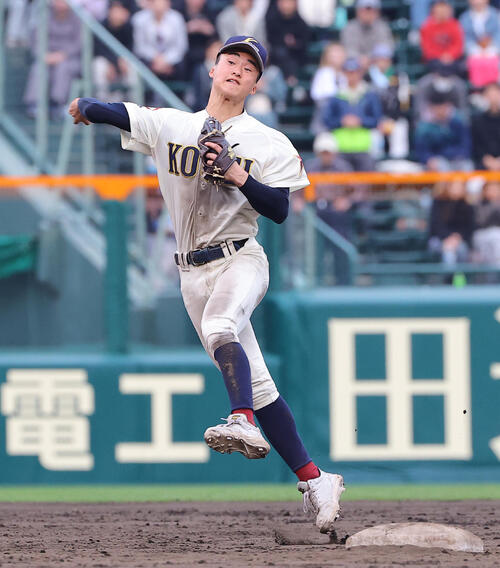 滋賀学園対八戸学院光星　8回表滋賀学園1死、太田の二ゴロをさばく八戸学院光星・佐々木（撮影・上田博志）