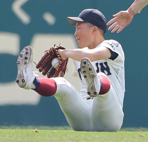 大阪桐蔭対熊本工　6回裏熊本工21死二塁、中島は井藤の遊飛を好捕する（撮影・上田博志）