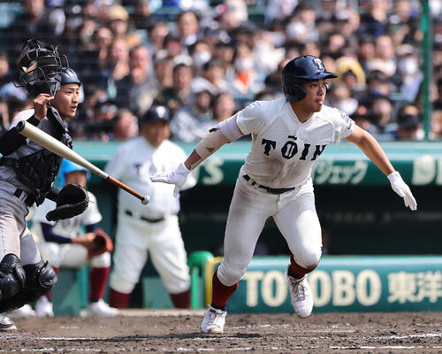 大阪桐蔭対熊本工　8回表大阪桐蔭1死一、三塁、中西は右前適時打を放つ（撮影・上田博志）