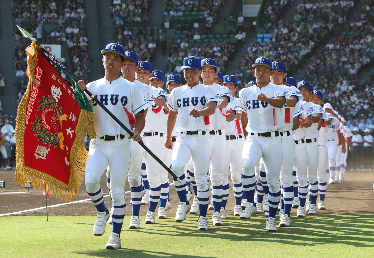 25年8月、甲子園球場で入場行進する選手ら
