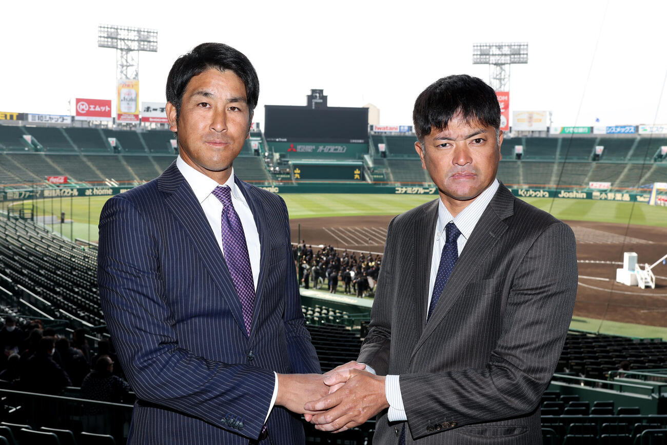 握手を交わす帝京・金田監督（左）と沖縄尚学・比嘉監督（撮影・前田充）