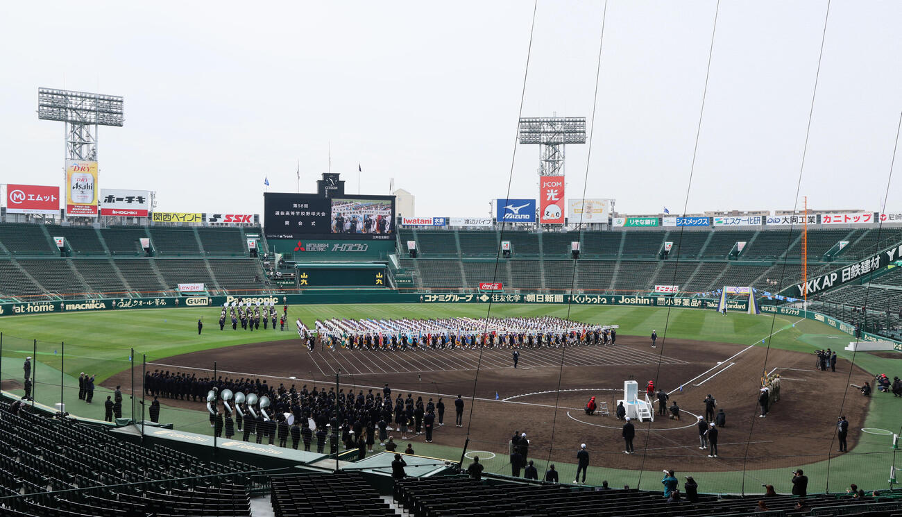 選抜高校野球大会の開会式リハーサルが行われ行進する各校ナイン（撮影・加藤哉）