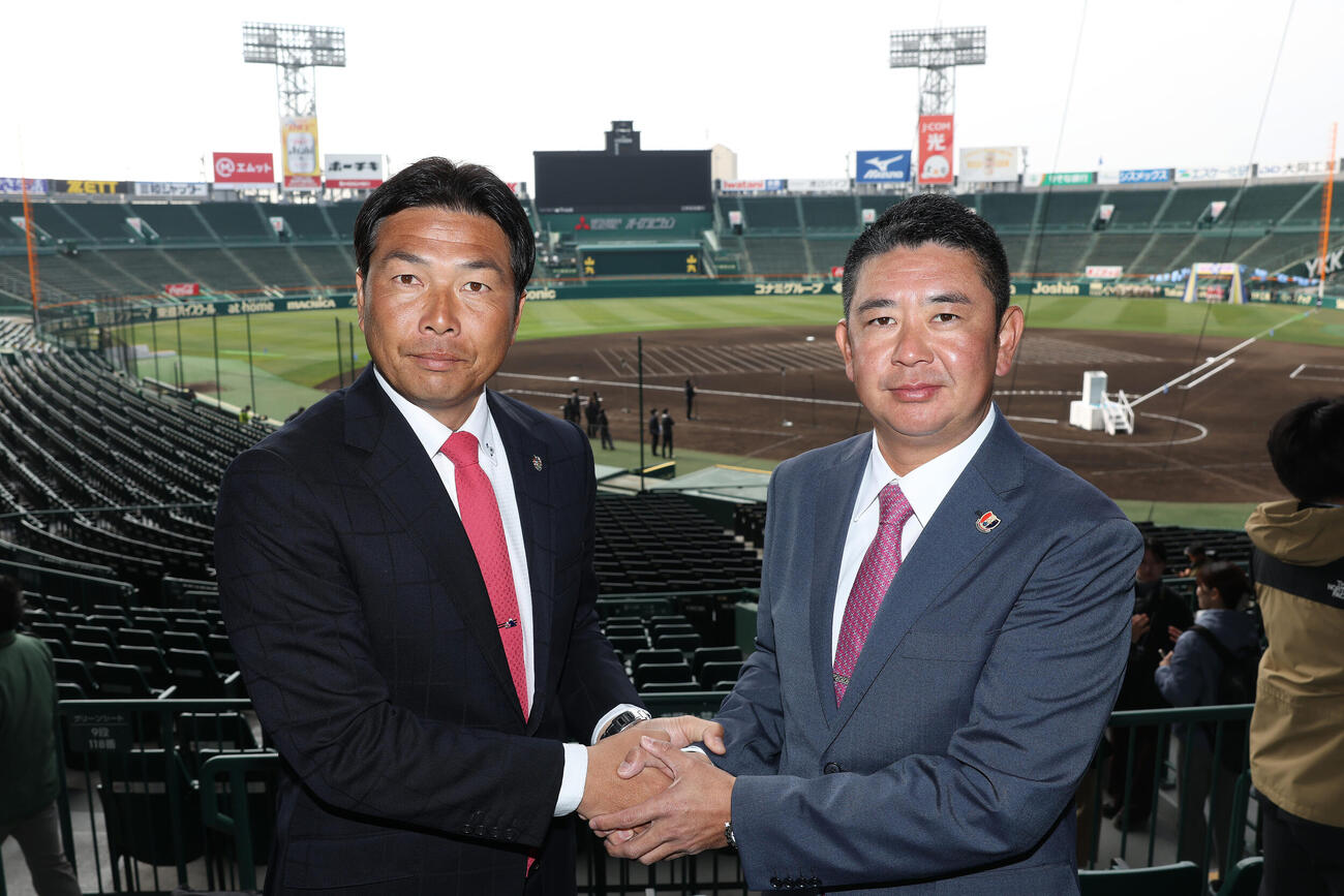 握手を交わす神村学園・小田監督（左）と横浜・村田監督（撮影・前田充）
