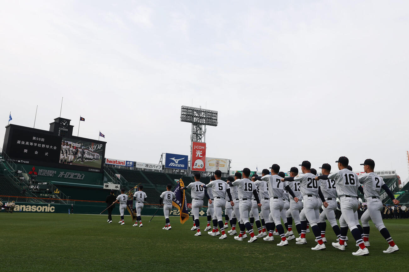 開会式のリハーサルで行進する横浜の選手たち（撮影・前田充）