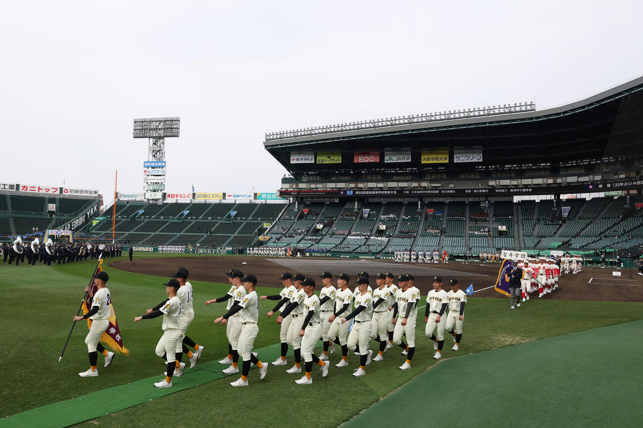 開会式のリハーサルで行進する選手たち（撮影・前田充）
