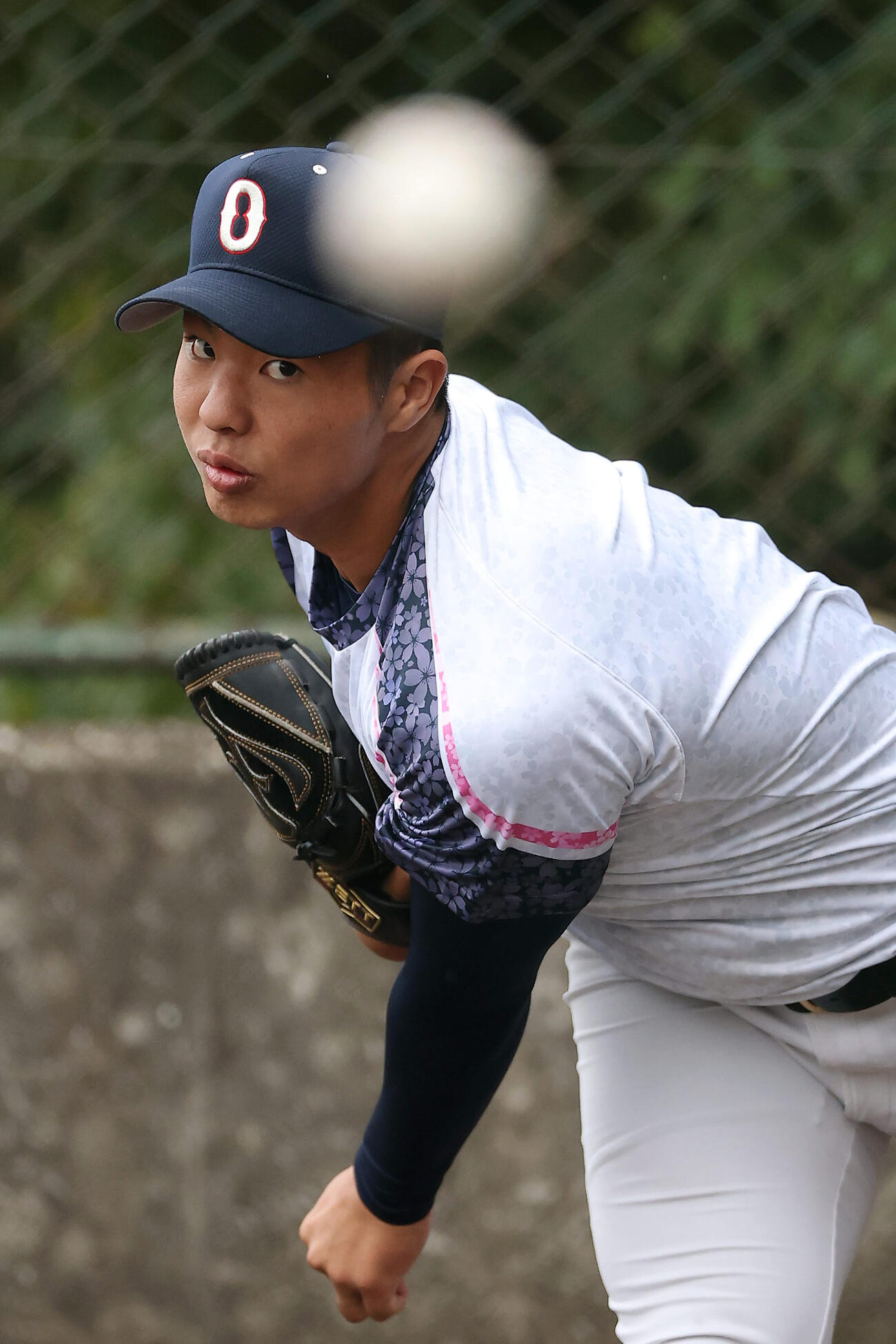 ブルペンで投げ込む沖縄尚学・末吉（撮影・前田充）